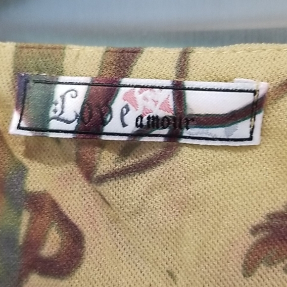 💕LOVE AMOUR💕 Mesh 3/4 Length Print Vneck Top - Picture 5 of 6